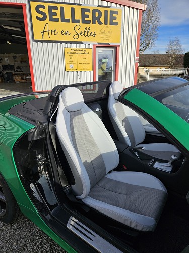Réfection sellerie Mercedes SLK – sièges cuir gris clair moderne