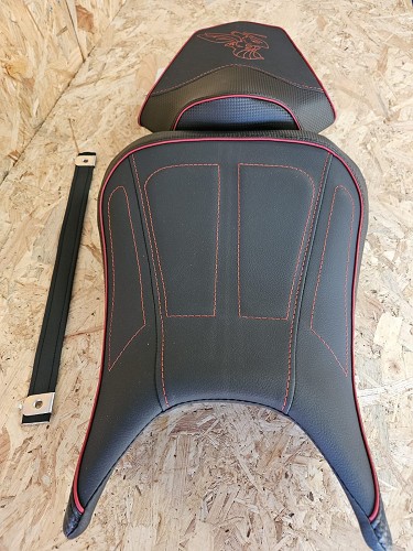 Rénovation selle Honda Hornet avec coutures rouges et logo brodé